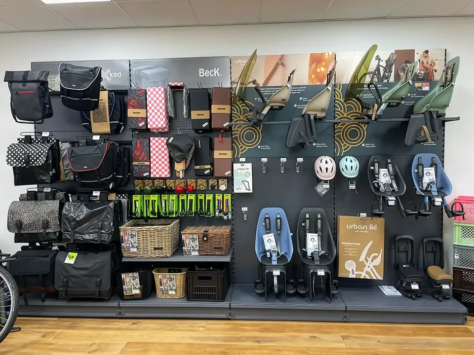User Ebi bikes Verkoopt accessoires van Urban IKI, voor en achterzitje